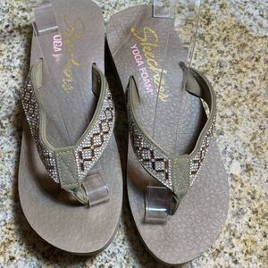 Skechers yoga Foam Grey beaded wedge flip flops
